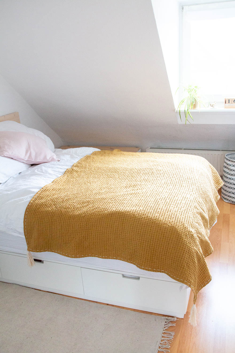 Bett mit Tagesdecke - einfach selber nähen